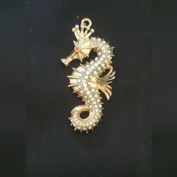 Vintage Hattie Carnegie Figural Seahorse Goldtone Statement Pendant Rare - Picture 2 of 6